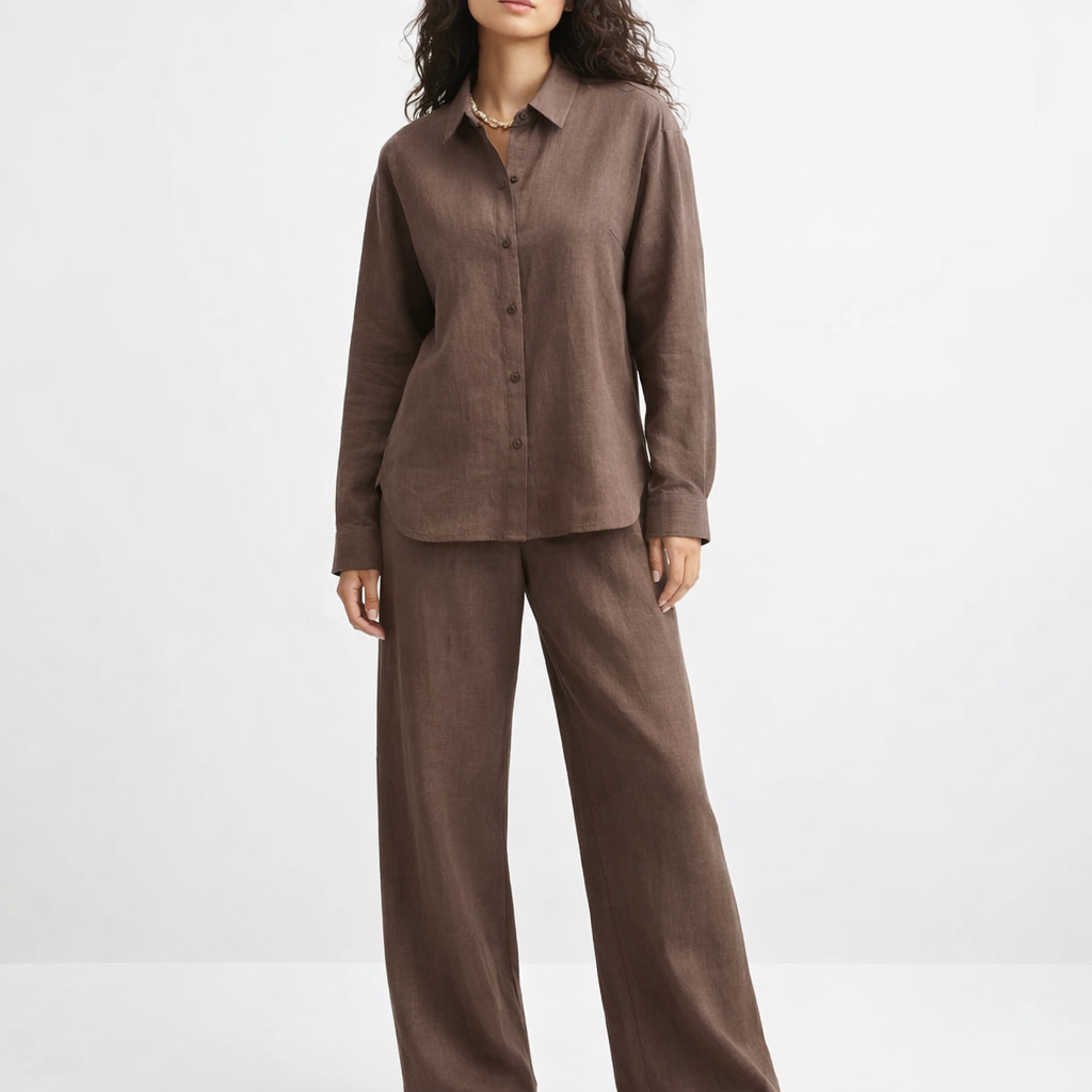 Afslappet todelt sæt i bomuld med skjorte og løstsiddende bukser