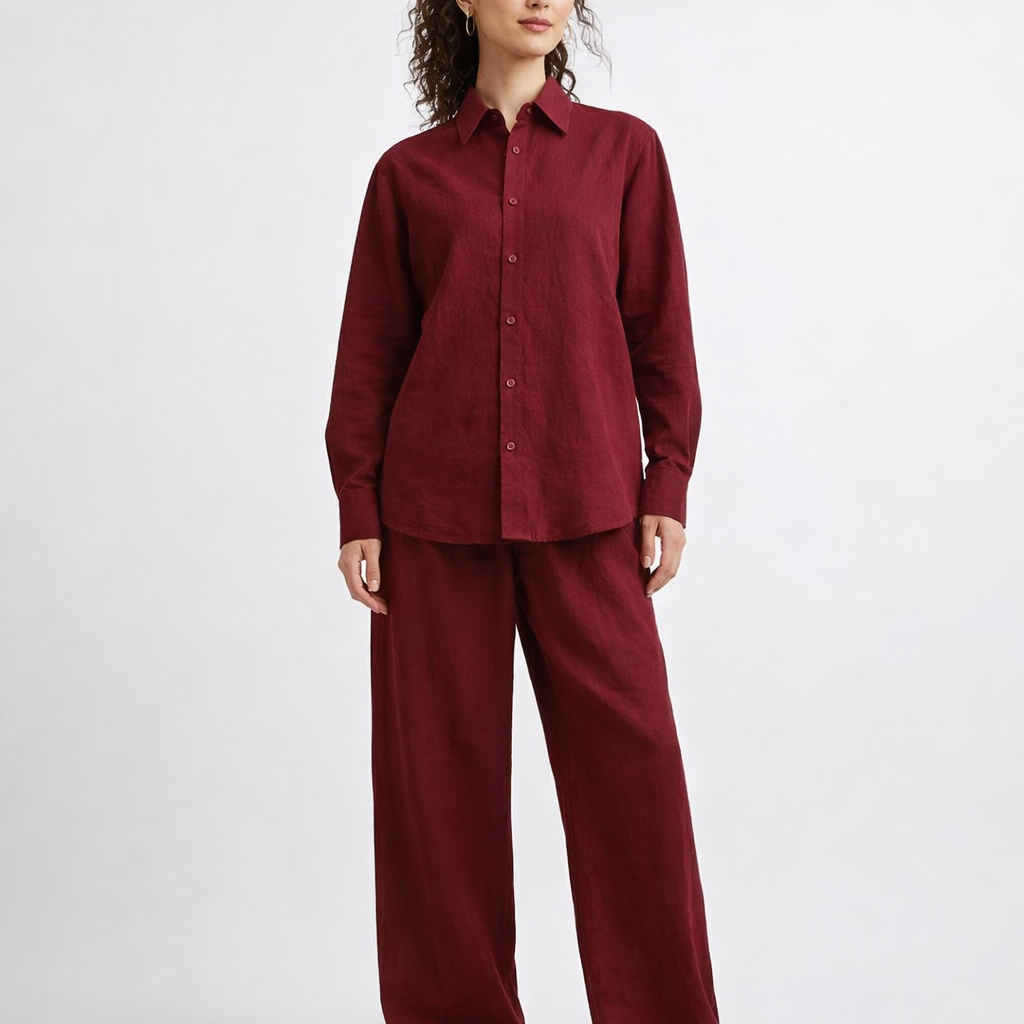 Afslappet todelt sæt i bomuld med skjorte og løstsiddende bukser