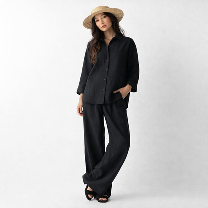 Afslappet todelt sæt i bomuld med skjorte og løstsiddende bukser