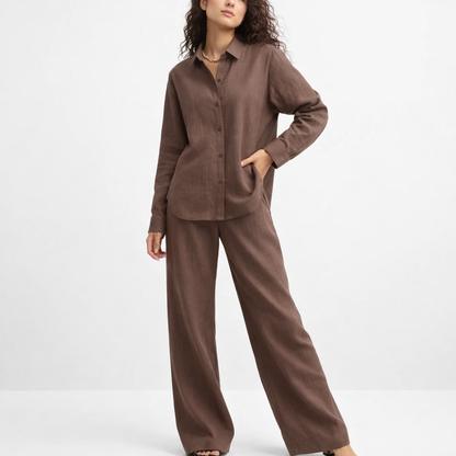 Afslappet todelt sæt i bomuld med skjorte og løstsiddende bukser