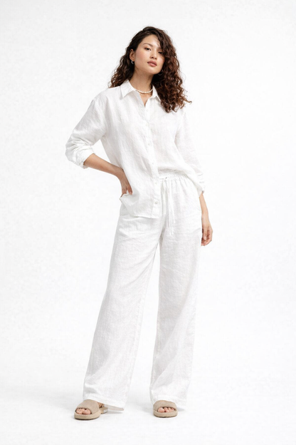 Afslappet todelt sæt i bomuld med skjorte og løstsiddende bukser