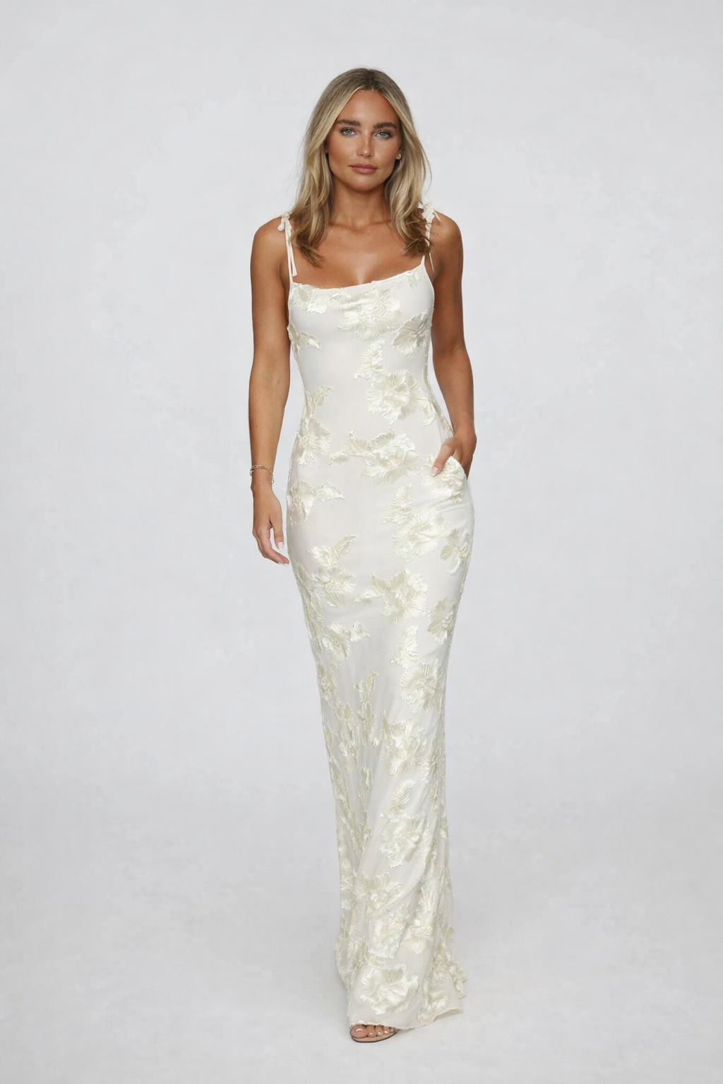 Lang kjole til kvinder | Broderede blomsterdetaljer | Elegant maxikjole med bindestropper