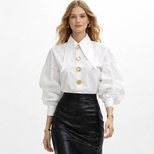 Elegant skjorte til kvinder med dekorative knapper og markant krave