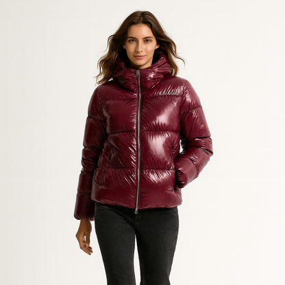 Vatteret jakke med glansfuld finish og praktisk hætte