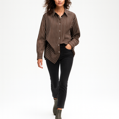 Elegant langærmet skjorte med stribedetaljer og moderne silhouet