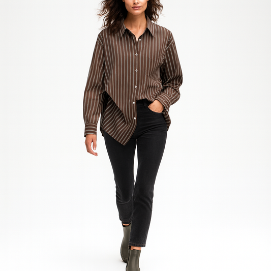 Elegant langærmet skjorte med stribedetaljer og moderne silhouet