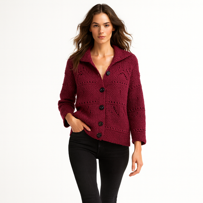 Elegant cardigan i grov strik med dekorativ hulstruktur og moderne designudtryk