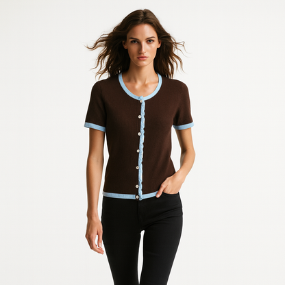 Sød kortærmet cardigan i ribstrik med feminine kanter og elegant kontrastdetalje