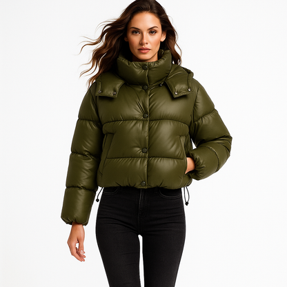Kort damevinterjakke | Hætte og høj krave | Foret pufferdesign med sidelommer