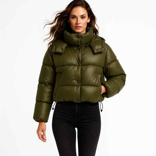 Kort damevinterjakke | Hætte og høj krave | Foret pufferdesign med sidelommer