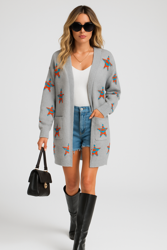 Dame cardigan i strik | Stjerneprint | Løs pasform med lommer