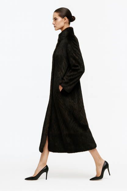 Lang damefrakke i imitation mink | Ståkrave | Elegant gradueret design