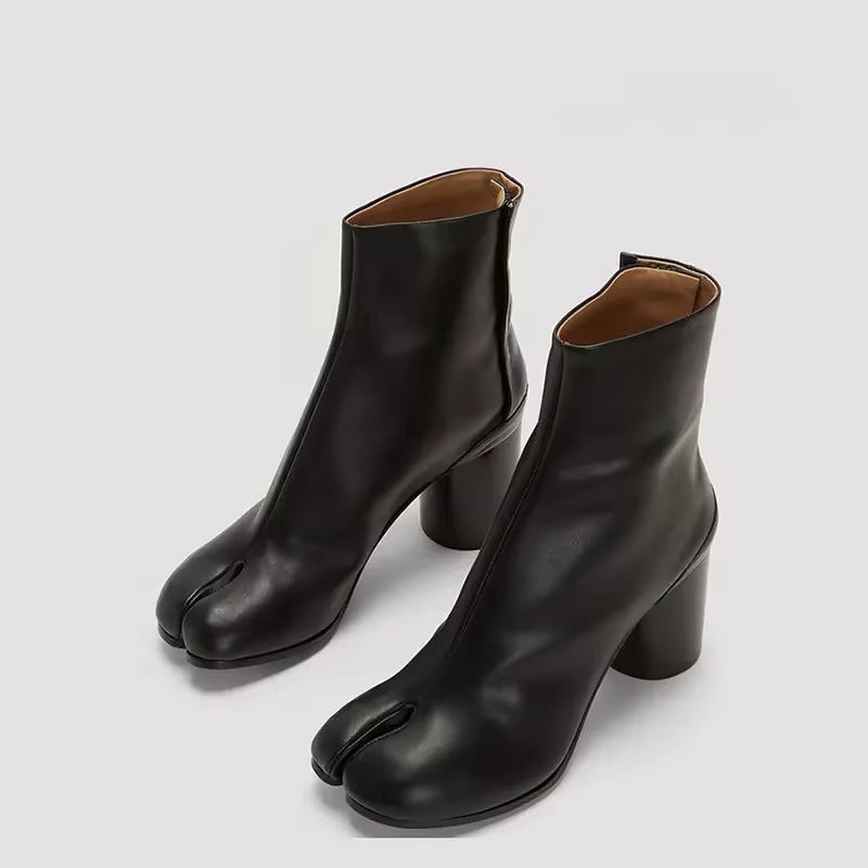 Elegant Læderstøvle Med Delt Tå Og Moderne Blokhæl