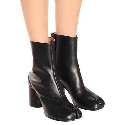 Elegant Læderstøvle Med Delt Tå Og Moderne Blokhæl