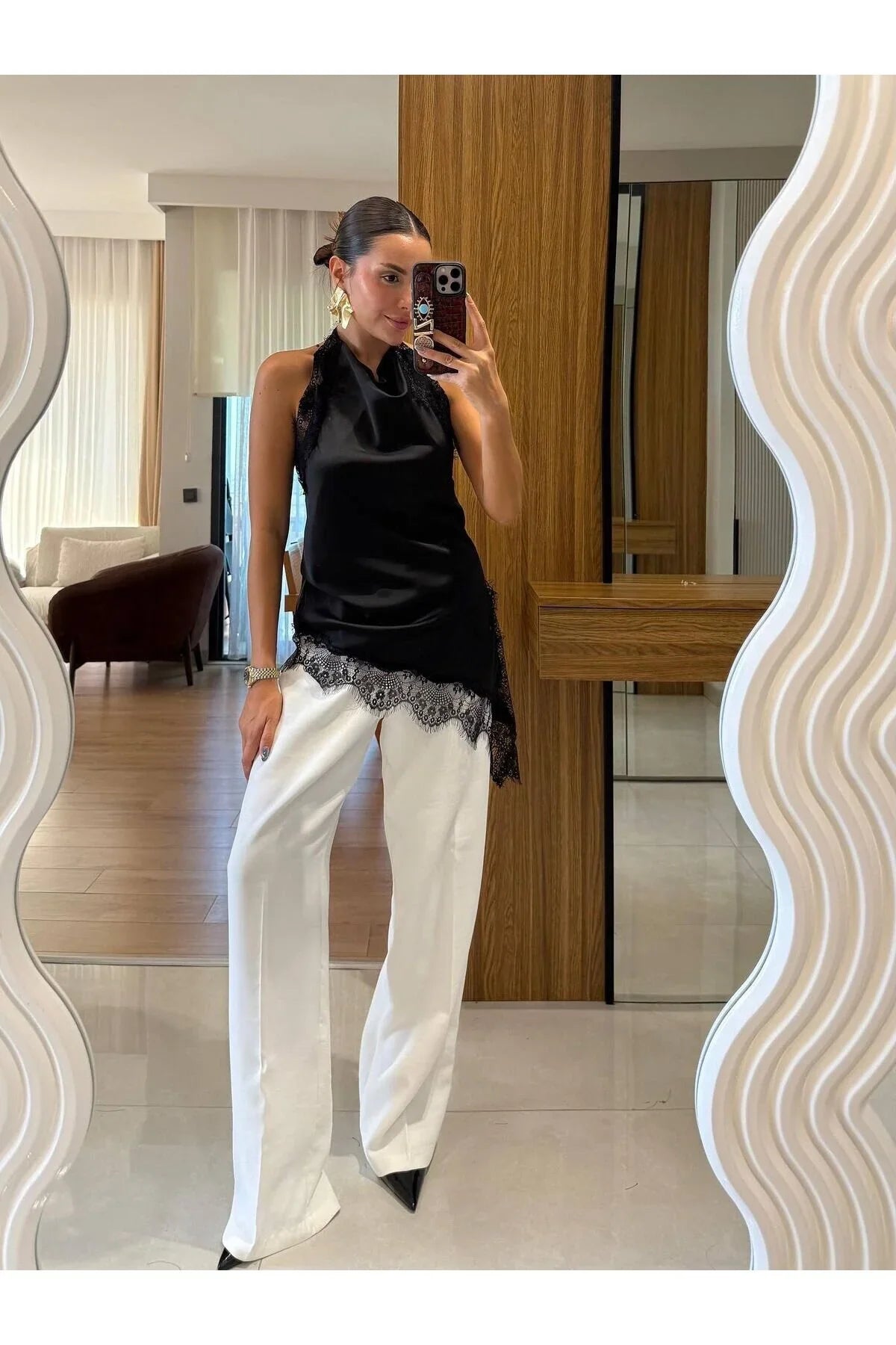 Elegant draperet satintop med blondedetaljer og feminin silhuet til kvinder