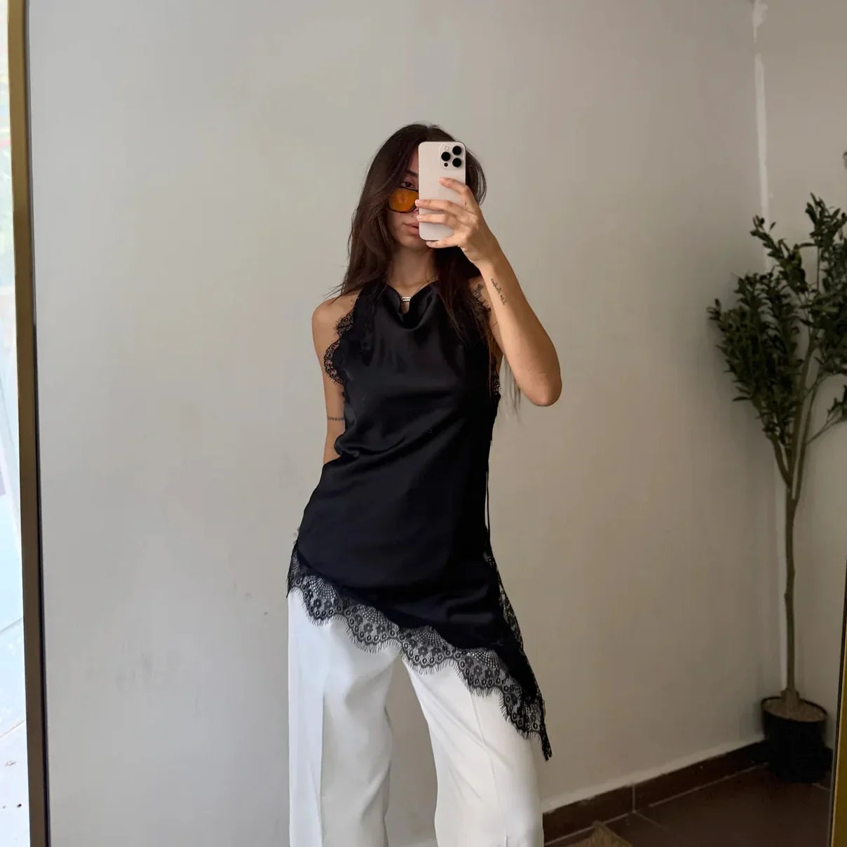 Elegant draperet satintop med blondedetaljer og feminin silhuet til kvinder