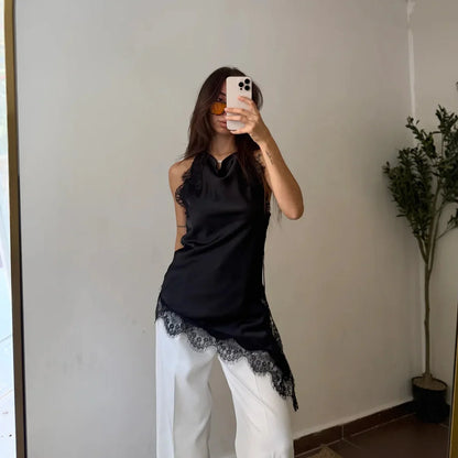 Elegant draperet satintop med blondedetaljer og feminin silhuet til kvinder