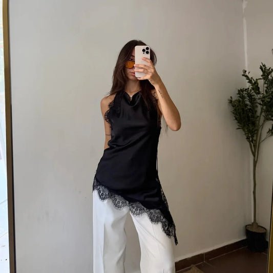 Elegant draperet satintop med blondedetaljer og feminin silhuet til kvinder