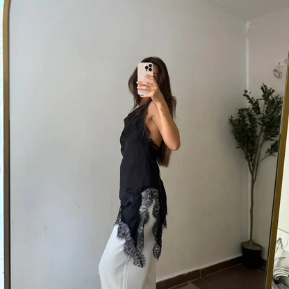 Elegant draperet satintop med blondedetaljer og feminin silhuet til kvinder