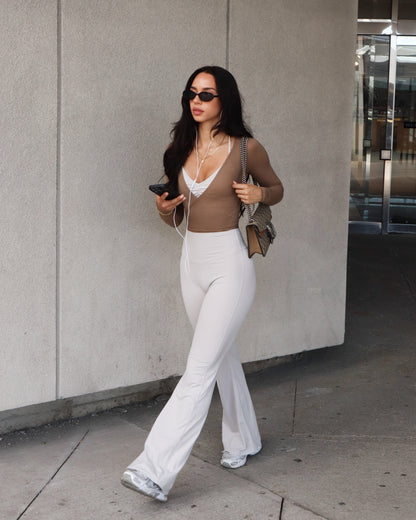 Blød langærmet wrap yoga top med V-udskæring og feminin pasform til kvinder