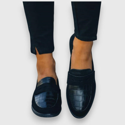 Klassisk loafer med struktureret front og elegant rem