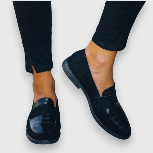 Klassisk loafer med struktureret front og elegant rem