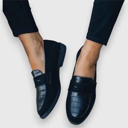 Klassisk loafer med struktureret front og elegant rem