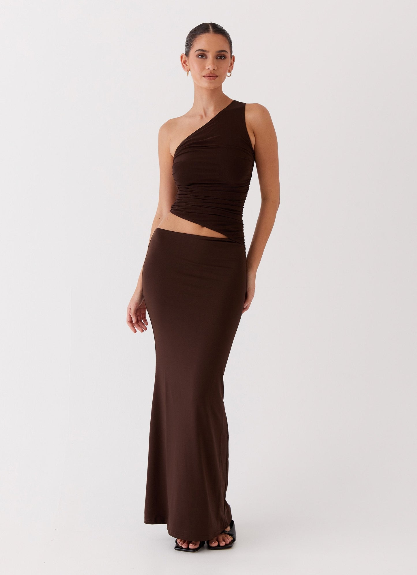 Lang figursyet kjole med one-shoulder – Cut-out ved taljen | Rynkedetaljer | Maxi-længde | Elegant, kropsnær silhuet