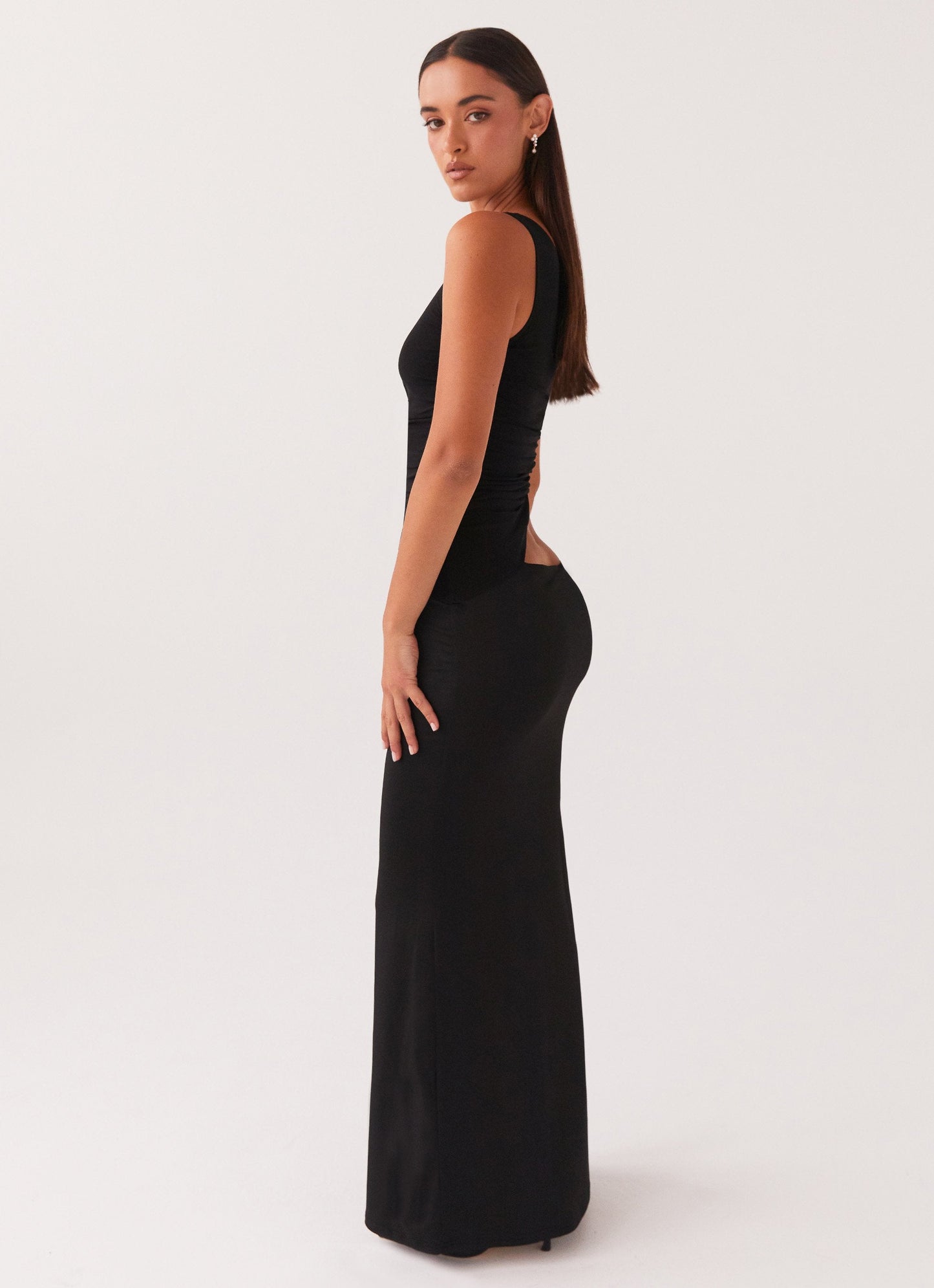 Lang figursyet kjole med one-shoulder – Cut-out ved taljen | Rynkedetaljer | Maxi-længde | Elegant, kropsnær silhuet
