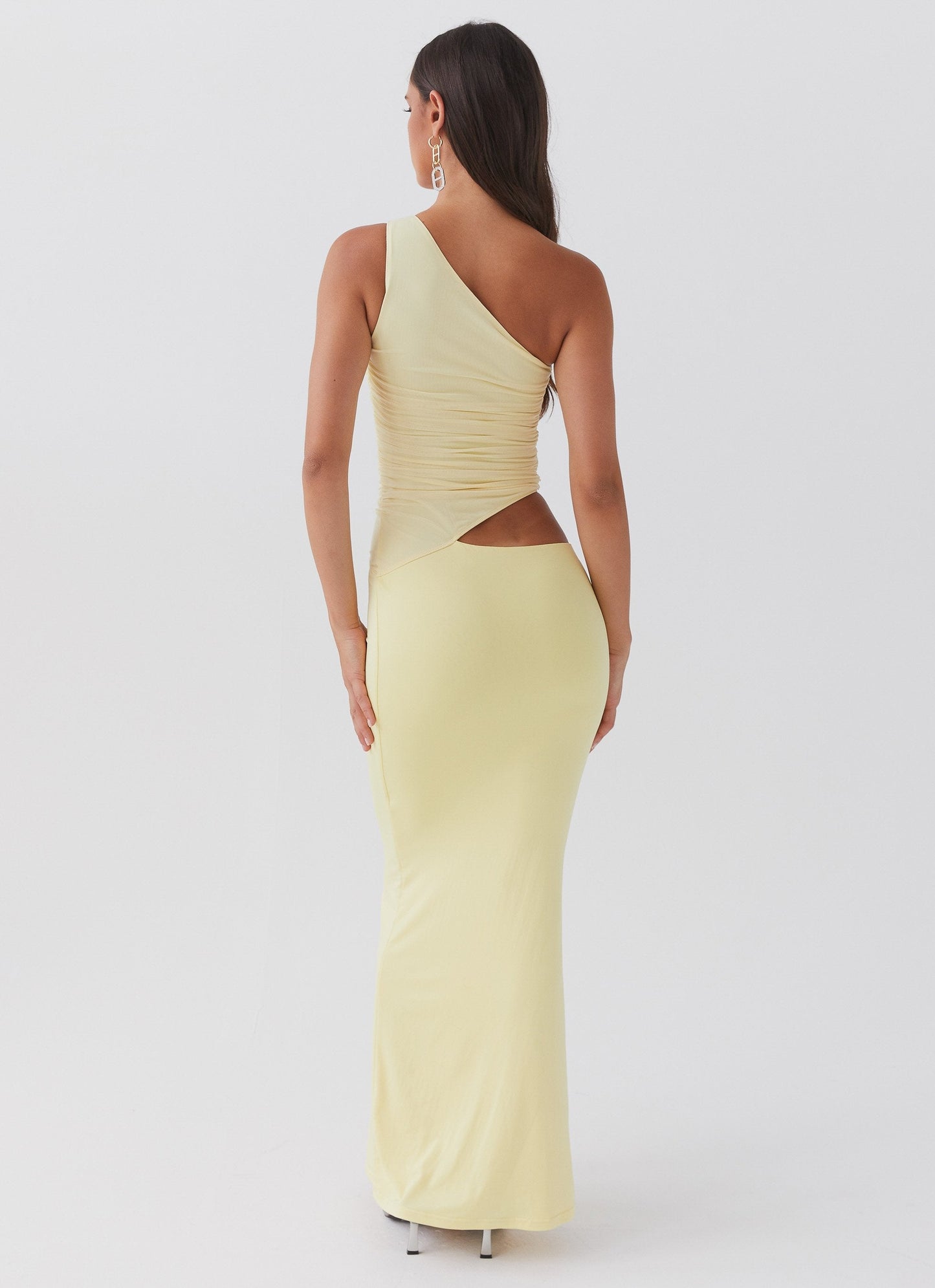 Lang figursyet kjole med one-shoulder – Cut-out ved taljen | Rynkedetaljer | Maxi-længde | Elegant, kropsnær silhuet