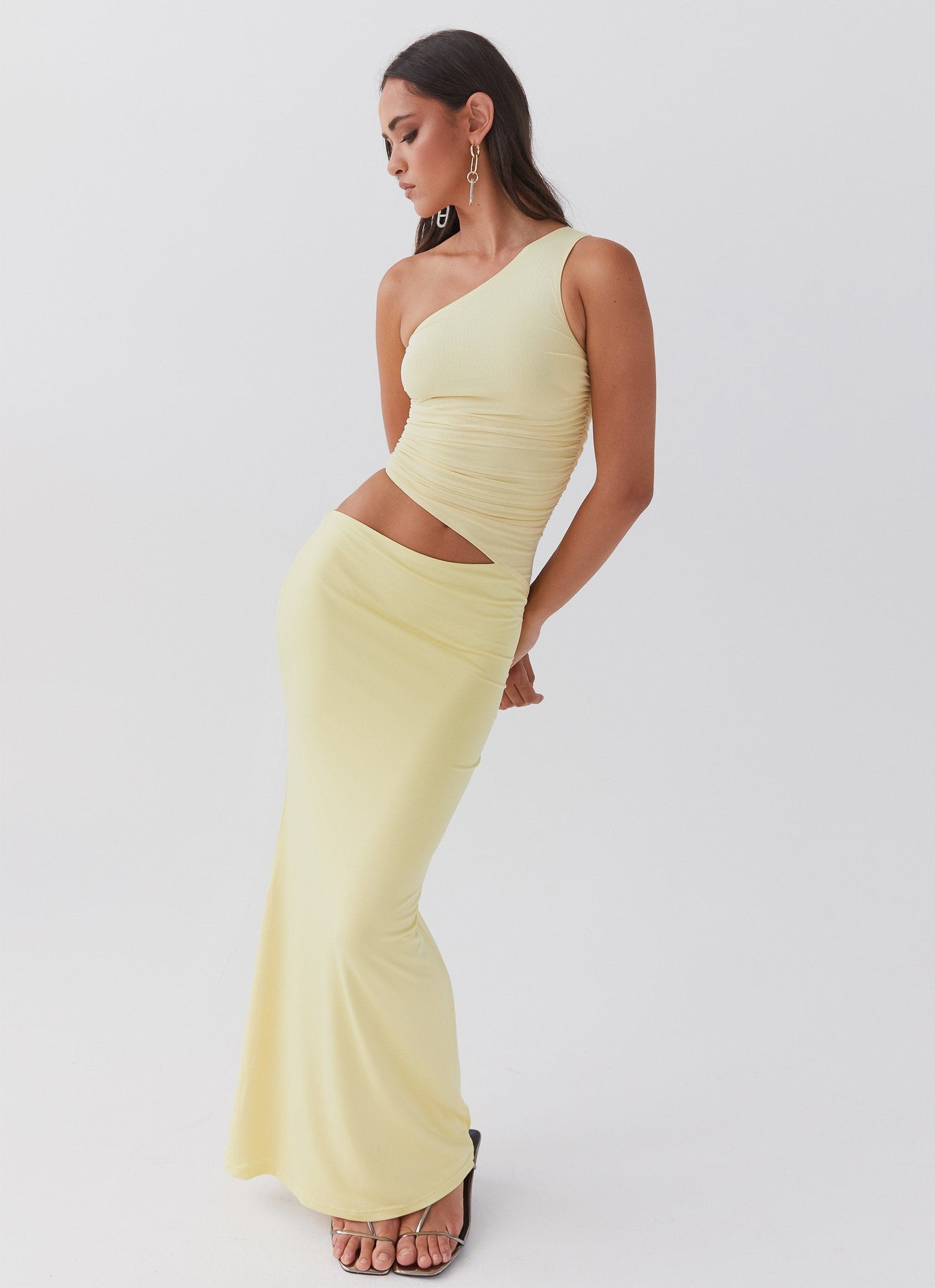 Lang figursyet kjole med one-shoulder – Cut-out ved taljen | Rynkedetaljer | Maxi-længde | Elegant, kropsnær silhuet