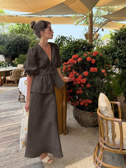 Elegant todelt sæt i bomuld med V-udskæring og lang nederdel