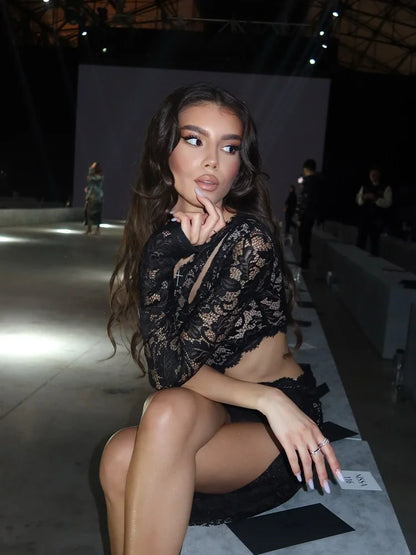 Elegant blondekjole med asymmetrisk snit og sensuelle udskæringer