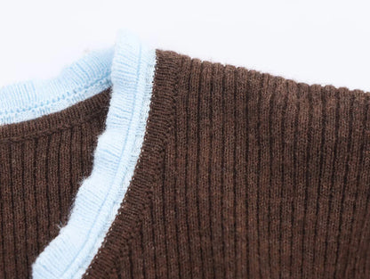 Sød kortærmet cardigan i ribstrik med feminine kanter og elegant kontrastdetalje