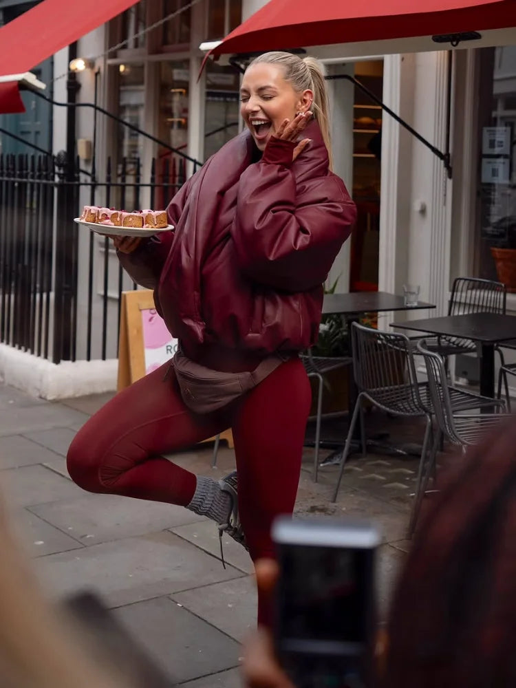 Elegant Kort Faux Leather Bomberjakke Med Voluminøs Krave