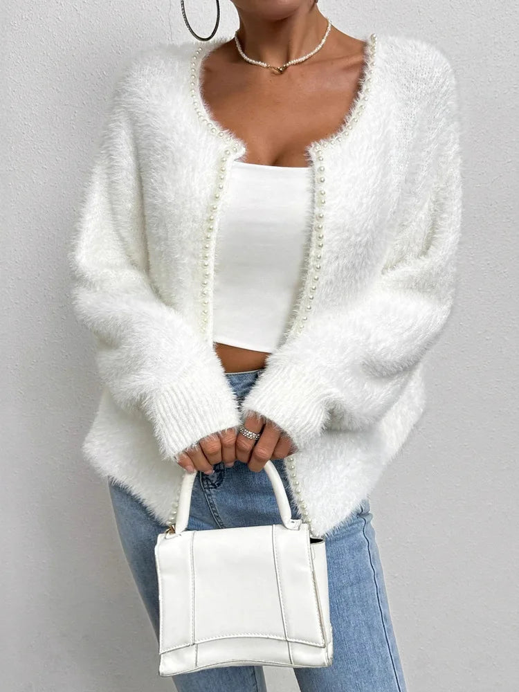 Elegant damecardigan i blød strik | Perledetaljer | V-udskæring