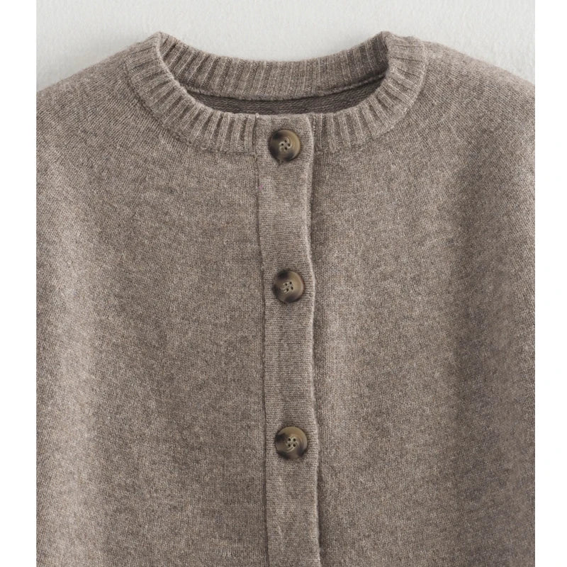 Kvinders strikket cape-cardigan | Kort design | Knaplukning & blød tekstur