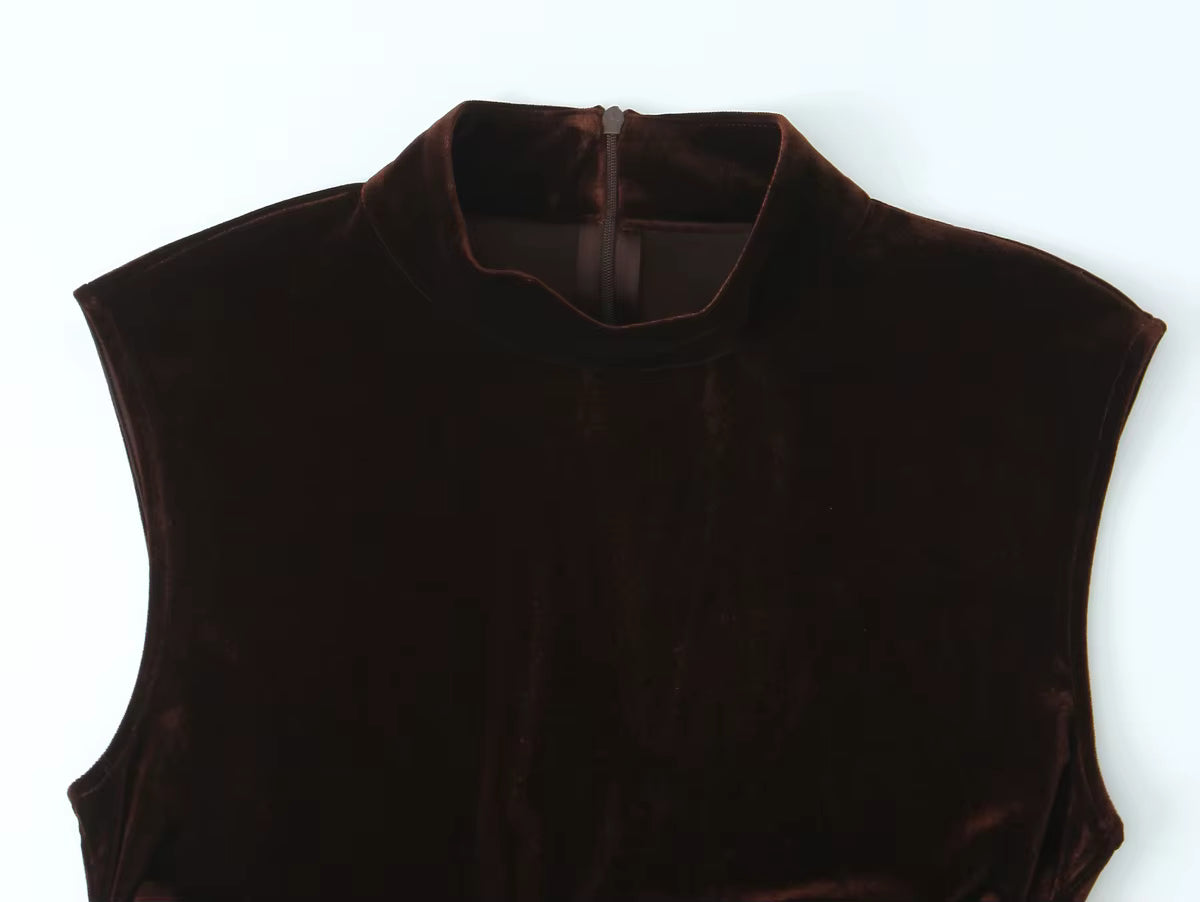 Elegant ærmeløs minikjole med slank pasform og blondekant