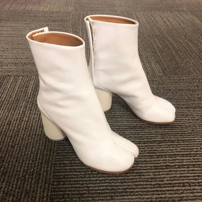 Elegant Læderstøvle Med Delt Tå Og Moderne Blokhæl