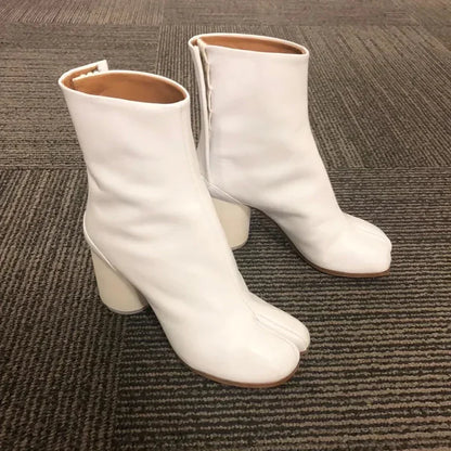 Elegant Læderstøvle Med Delt Tå Og Moderne Blokhæl