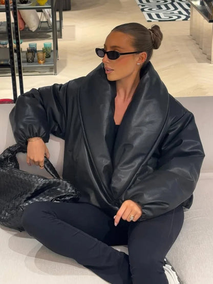 Elegant Kort Faux Leather Bomberjakke Med Voluminøs Krave