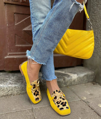 Elegante loafers til kvinder med dyreprint og dekorativ spænde