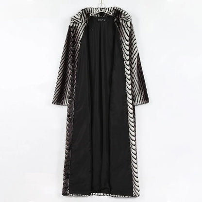 Lang damefrakke i imitation mink | Ståkrave | Elegant gradueret design