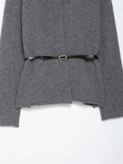 Elegant cardigan med v-udskæring, bælte og tidløs uldinspireret struktur