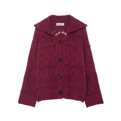 Elegant cardigan i grov strik med dekorativ hulstruktur og moderne designudtryk