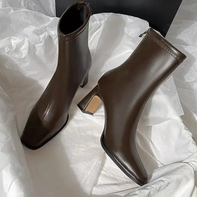 Elegant Ankelstøvle Med Firkantet Snude Og Stabil Hæl