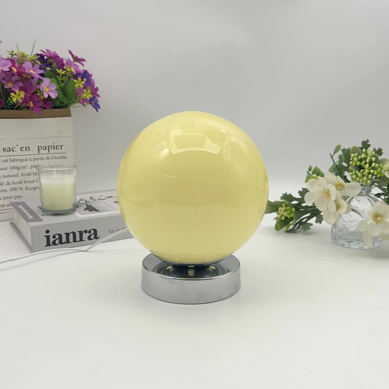 Nordisk Bordlampe med Rund Glaskugle | Minimalistisk Design til Stuen eller Natbord