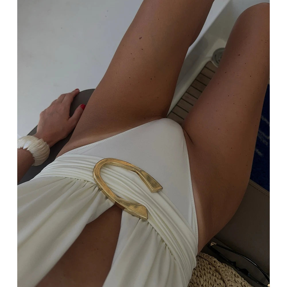 Minimalistisk bikini­sæt med sarongnederdel | Elegant tredelt strandlook