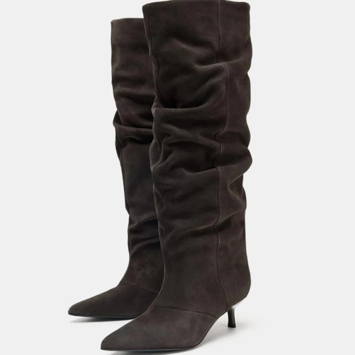 Knelange støvler til kvinder | Blød ruskindseffekt | Spids snude og lav hæl