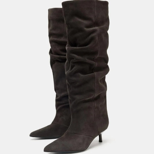 Knelange støvler til kvinder | Blød ruskindseffekt | Spids snude og lav hæl